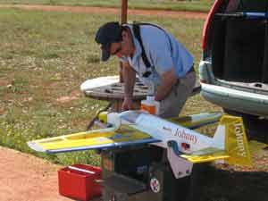 Los pilotos, en este caso Roberto Lpez, tuvieron que protegerse del fuerte calor.