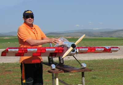 Oscar recogiendo su aeromodelo Fun Fly