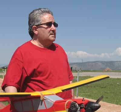 Valeriano es un aeromodelista que se inici en la Escuela de la calle Marmullete