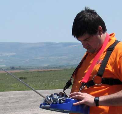 De Gregorio configurando los parmetros de su emisor de telemando