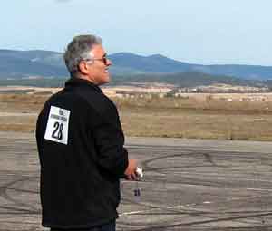 A pesar de la docena de puntos de sutura en su mano derecha, Valentn Garca, de Burgos, estuvo en Soria y nos mostr sus aeromodelos y habilidades.