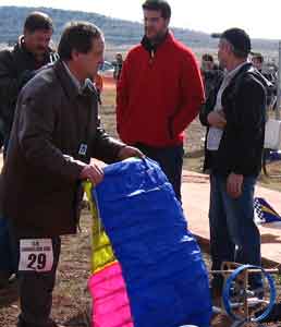 Santiago LLorente, del Club Rioja, con su parapente indmito.