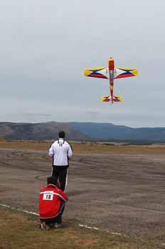 J.M Corts pilotando y H. Gonzlez de reportero. Pulsar para ver las fotos que hizo del XIV Festival Aeromodelismo de Soria 2008