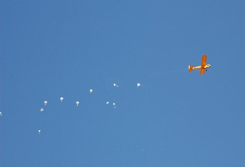 Lanzamiento de paracaidas y caramelos.